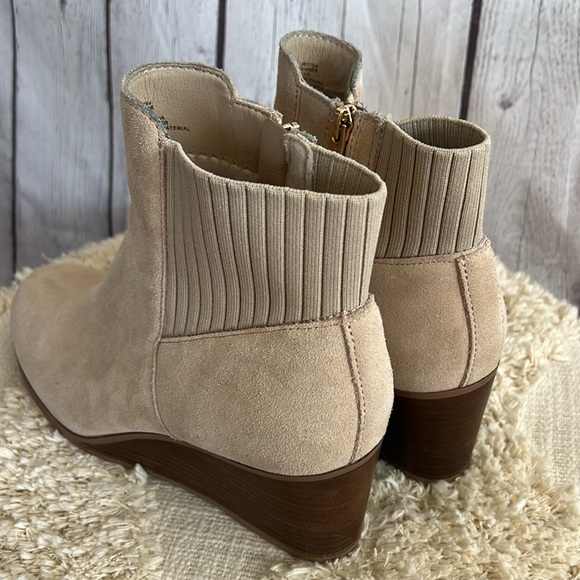 Light tan microsuede booties - Picture 4 of 4